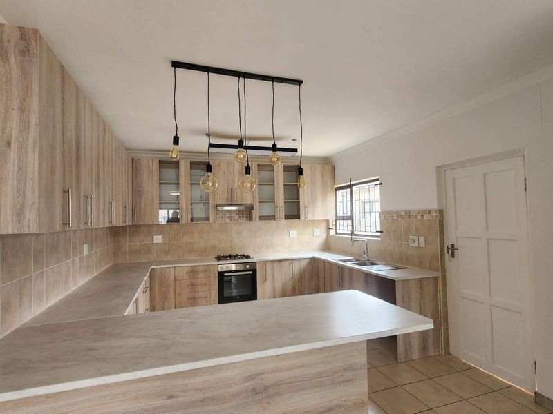 FRESHLY RENOVATED AND READY TO MOVE IN. - Photo 4