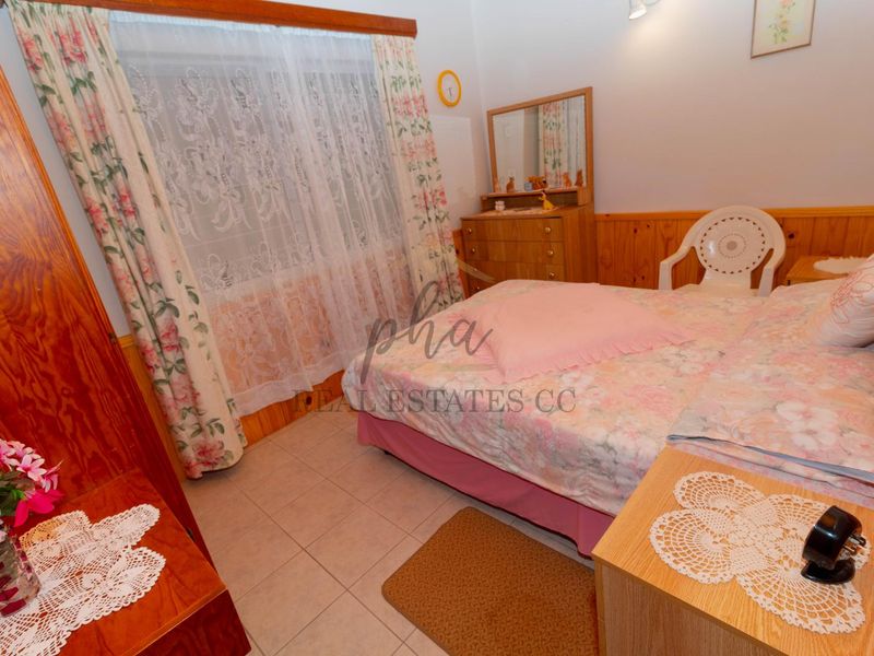 Well maintained with partial ocean views - Photo 9