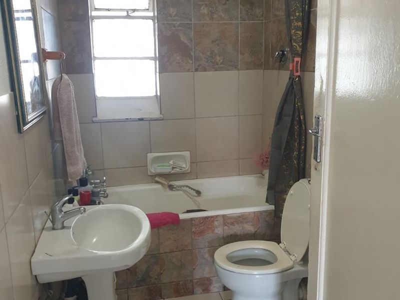 Home with pool and potential flatlet - Photo 6