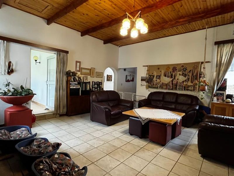 Lovely Family Home For Sale, ideal for the extended family - Photo 4