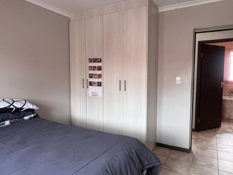 Charming Townhouse: Open Plan, Indoor BBQ & More! - Photo 7