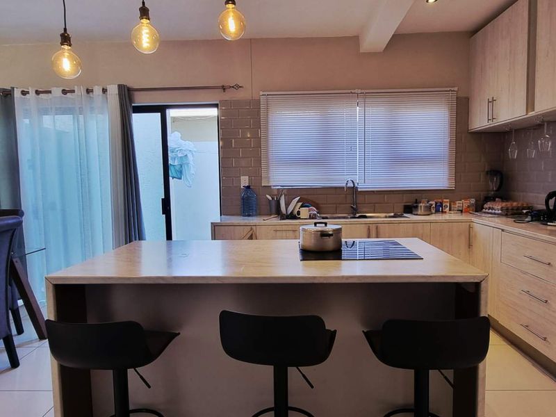Cimbebasia 3 bedroom house with flat - Photo 1