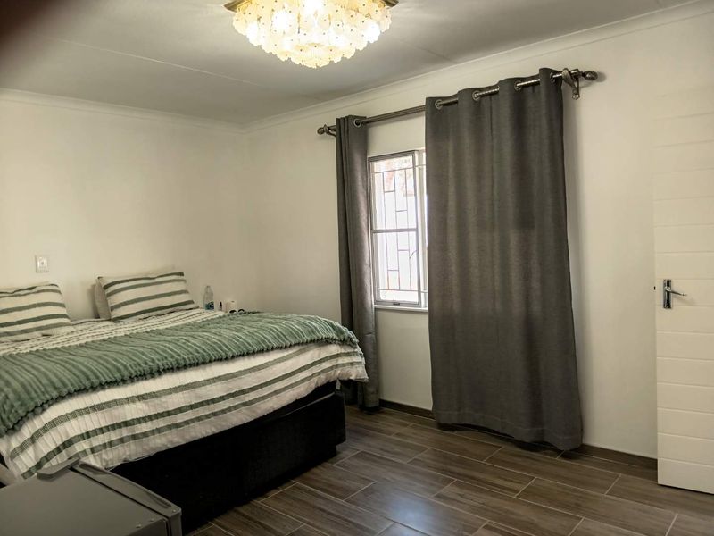 Olympia - Spacious 4 bedroom home to let with huge yard. - Photo 8