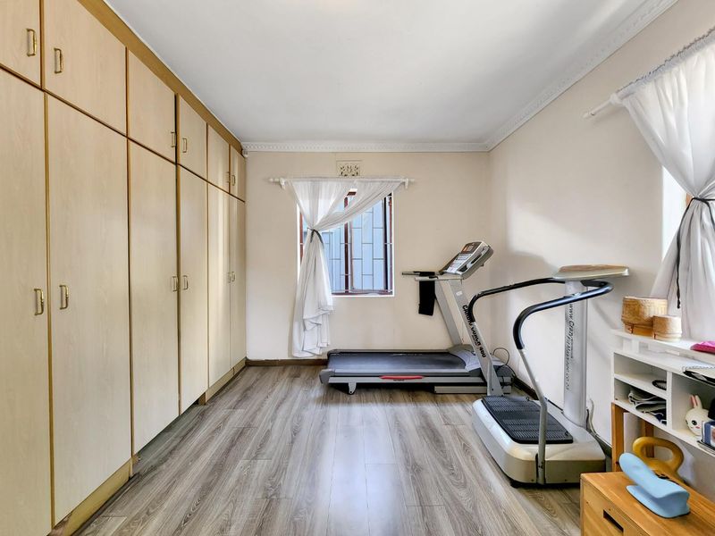 Spacious Family Home with Potential in Rondebosch East - Photo 9