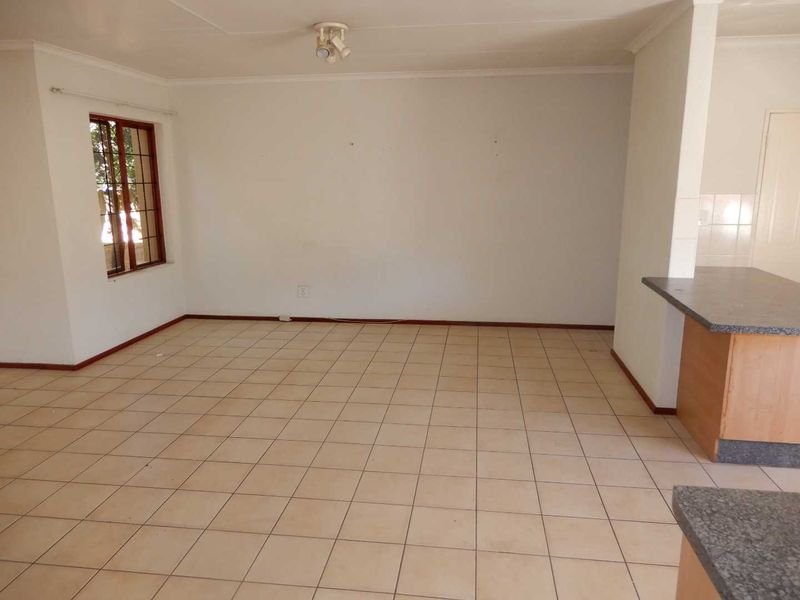 A spacious 2-bedroom freehold cluster home situated in a secure estate in  Douglasdale. - Photo 9