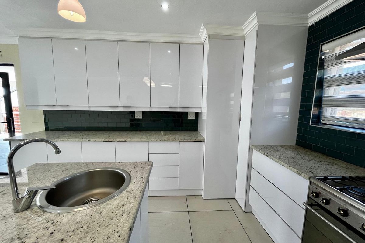 Sophisticated 3-Bedroom Home in Olympus AH - Photo 4