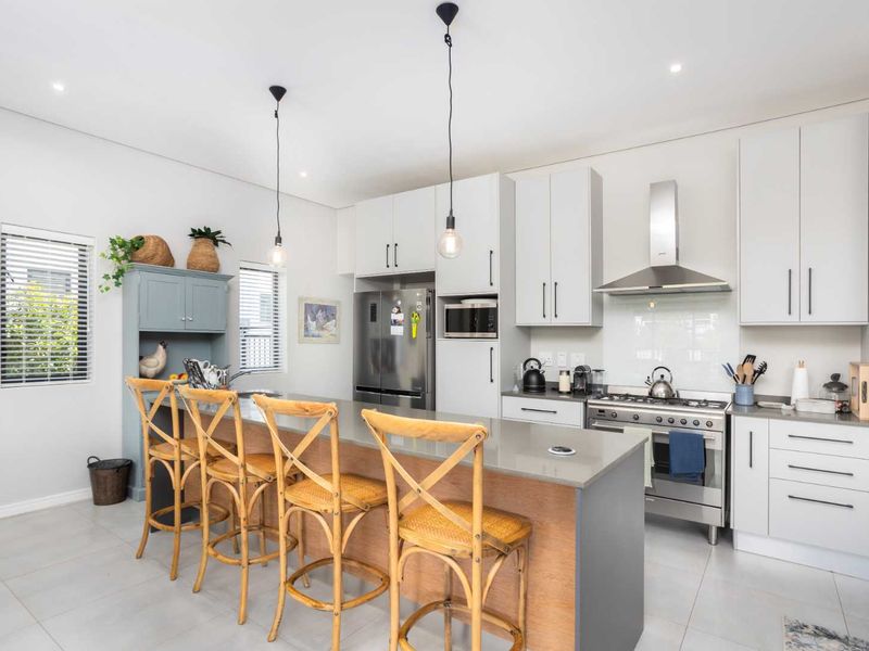 Magnificent Four-Bedroom Home to Rent on Val de Vie Estate, Offered Fully Furnished - Photo 2