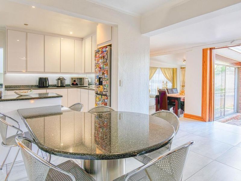 3 Bedroom House for Sale in Glenvista - Photo 6
