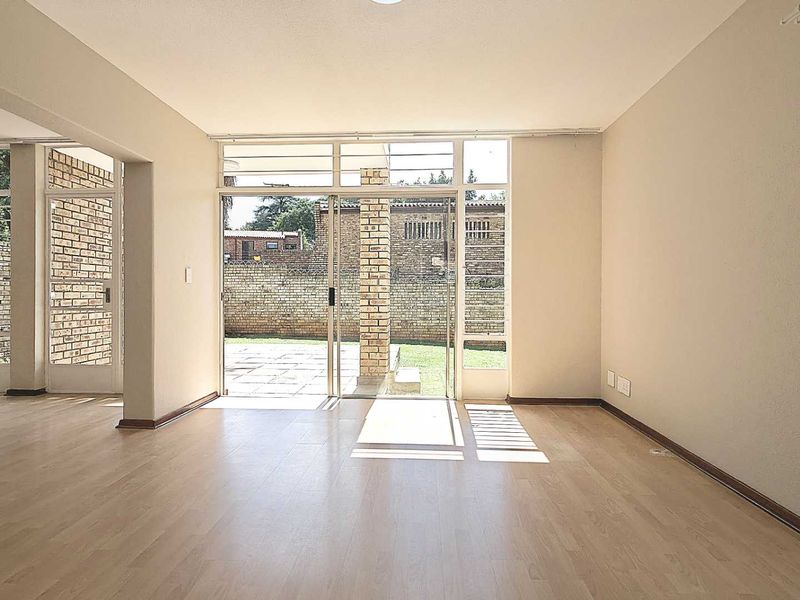 Large Duplex Sandton 4 Bedroom Townhouse with Large Wrap-Around Garden - Photo 6