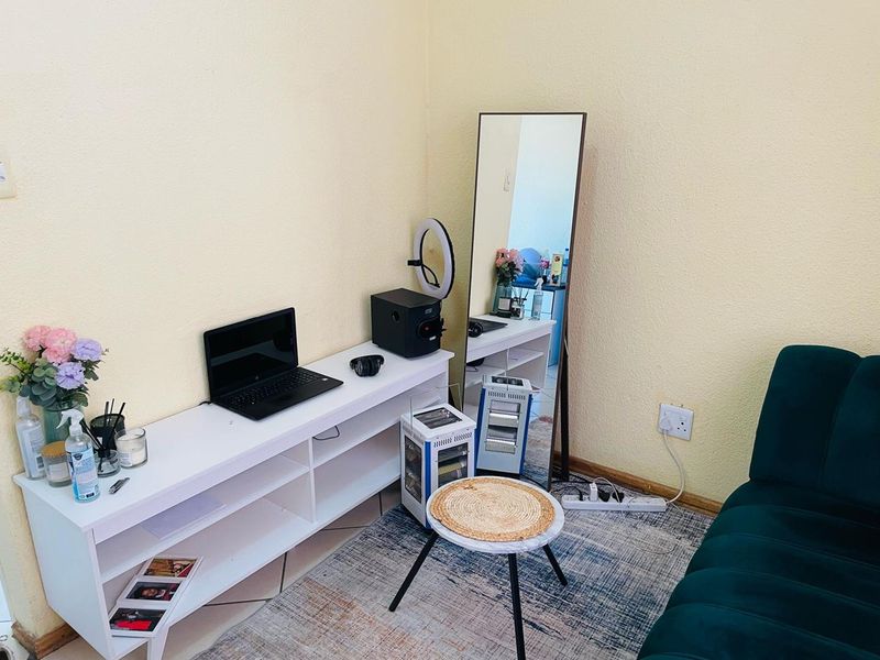 Cozy and affordable bachelor unit in Steves Court - Photo 4