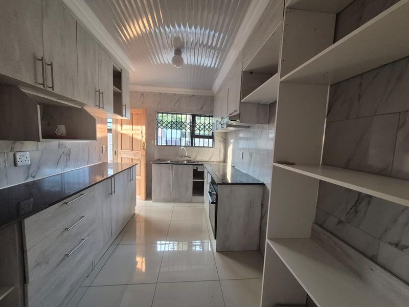 **Newly Renovated Room for Rent in Birchleigh - Available Now!** - Photo 7