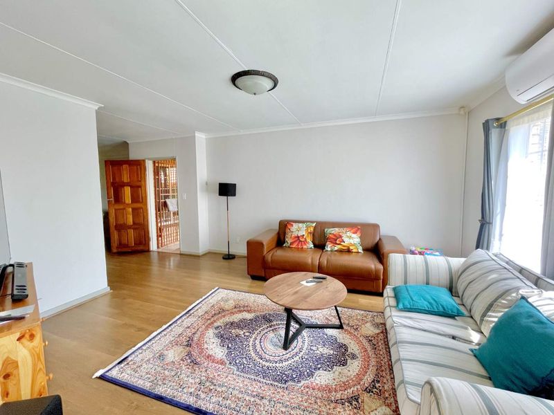 ***3 Bedroom Townhouse in a popular Complex with a Pool walking distance from The Grove Shopping Centre*** - Photo 6