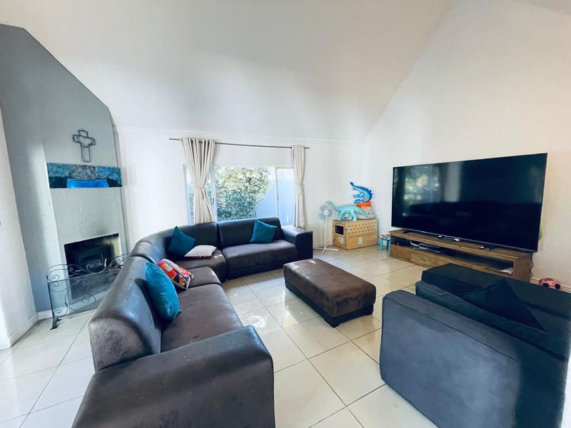 3 Bed Townhouse for Rent in Fourways - Photo 3
