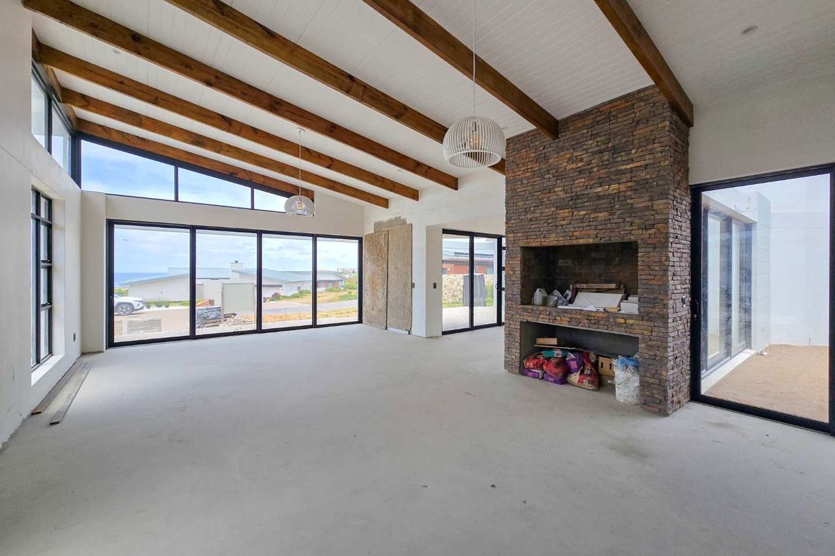 Embrace luxurious coastal living in Skulpiesbaai Estate. - Photo 4