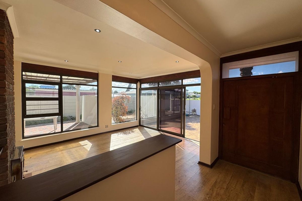 Spacious Home with pool and entertainment area - Photo 3