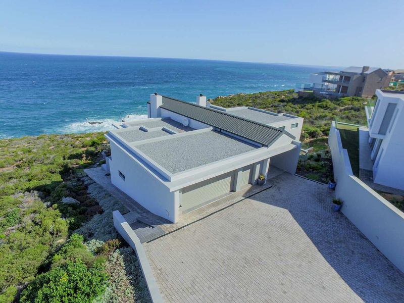 Imposing Coastal Mansion - Photo 2