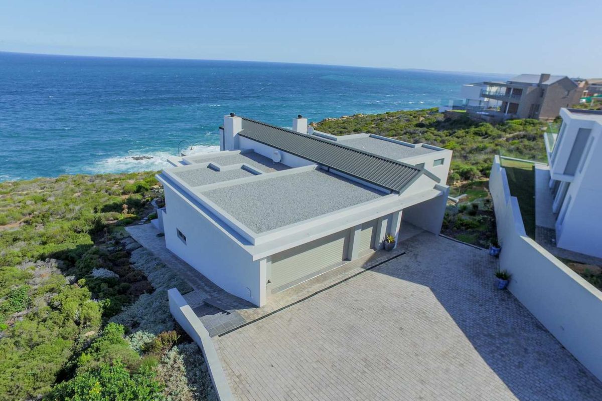Imposing Coastal Mansion - Photo 2