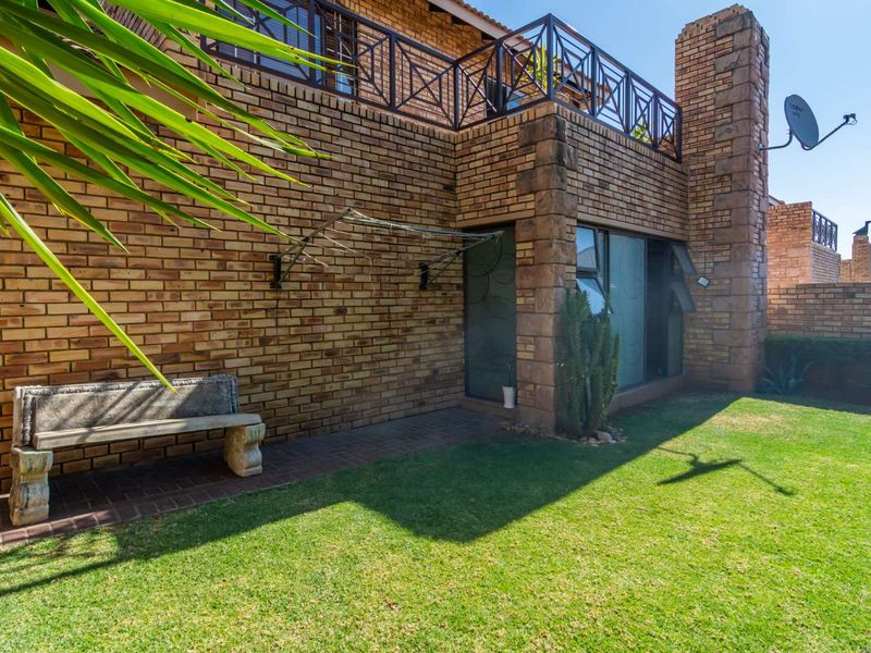 Charming townhouse in Ruimsig Manor III awaits! - Photo 3