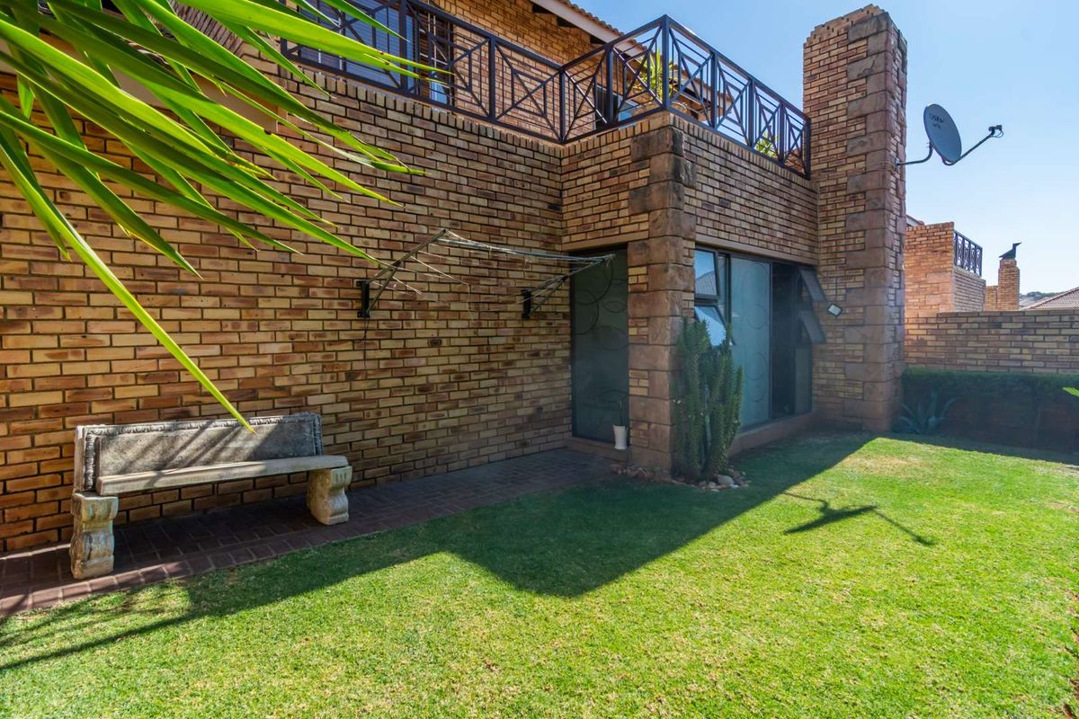 Charming townhouse in Ruimsig Manor III awaits! - Photo 3