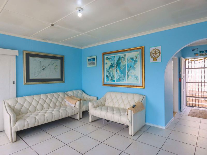 Spacious 3-Bedroom Family Home with Three Outbuildings - Photo 2