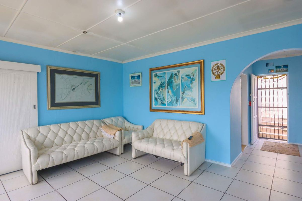 Spacious 3-Bedroom Family Home with Three Outbuildings - Photo 2