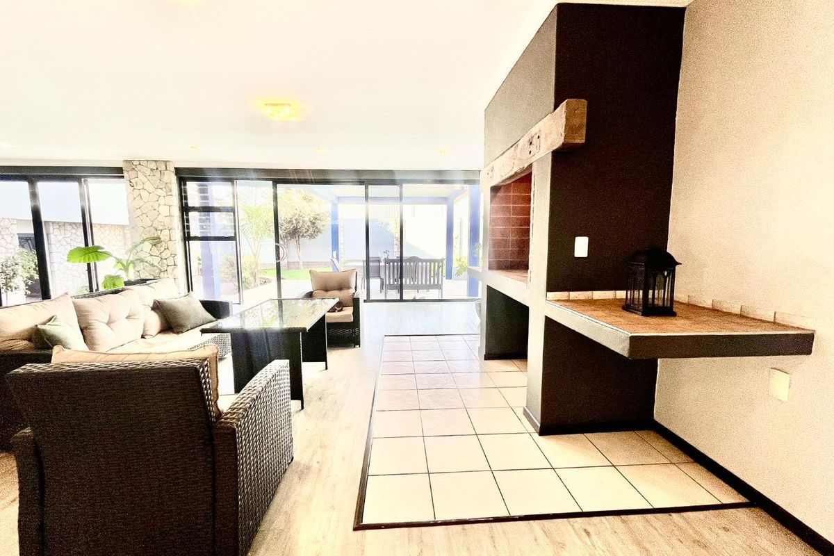 Spacious 5 Bedroom Family Home with Exceptional Entertainment Areas - Photo 3