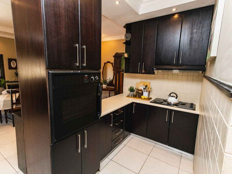 Beautiful upmarket home in exclusive retirement village in the North - Photo 6