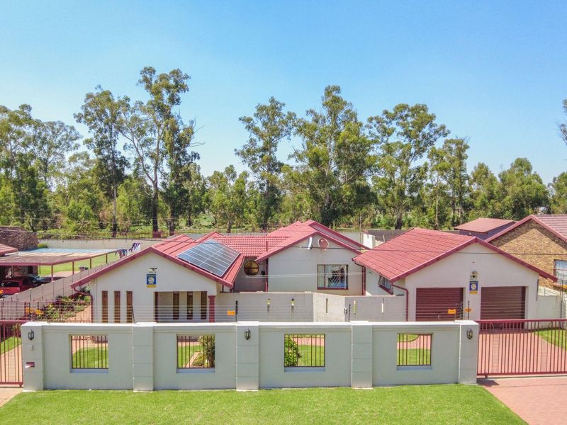 Security & Serenity at its best! Immaculate 3 Bedroom home - Photo 2