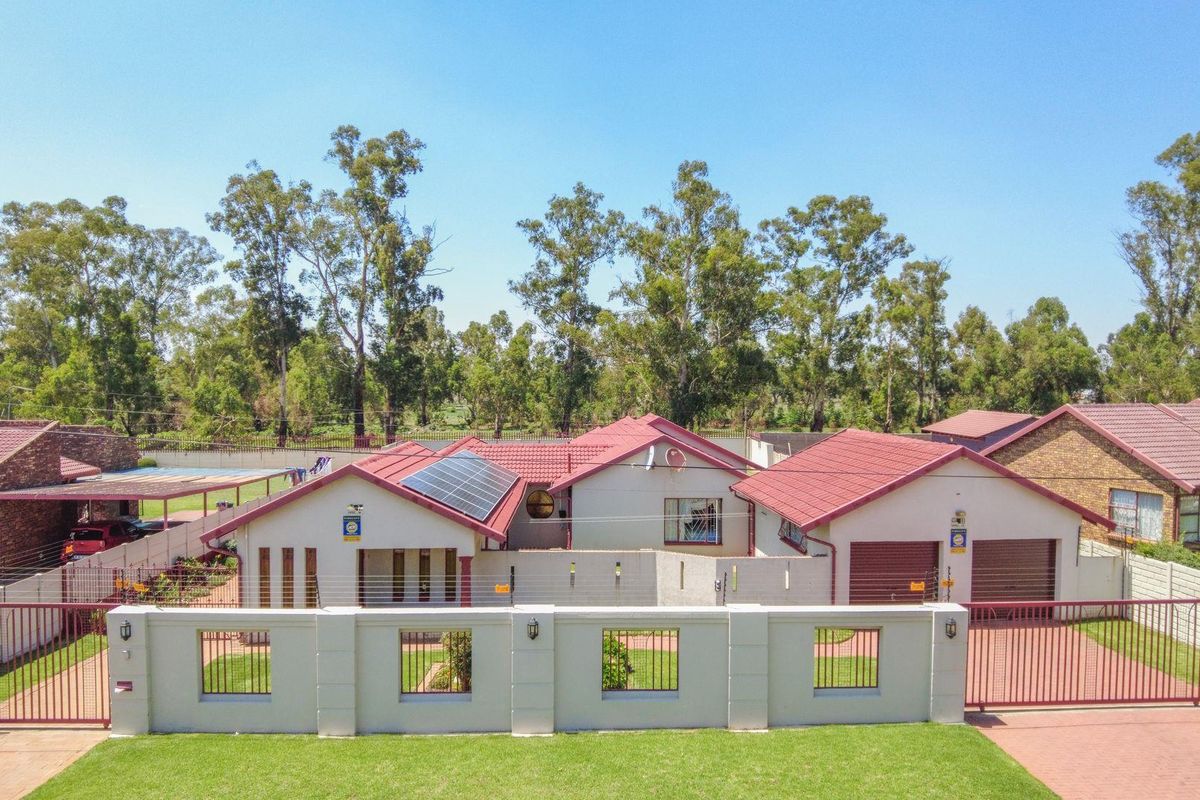 Security & Serenity at its best! Immaculate 3 Bedroom home - Photo 2