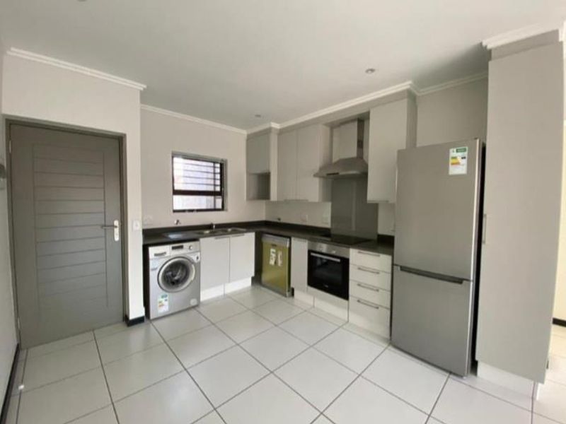 Investor's Dream: Modern Flat with Tenant in Place - Photo 2