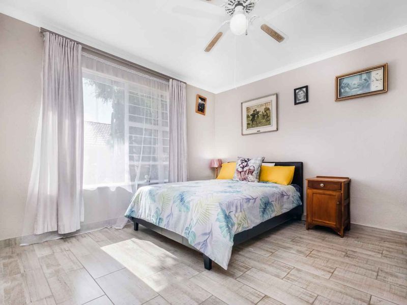 A LIGHT AND BRIGHT 2 BEDROOM, 1 BATH SIMPLEX UNIT- SOUNDS LIKE A FANTASTIC FIND! - Photo 8