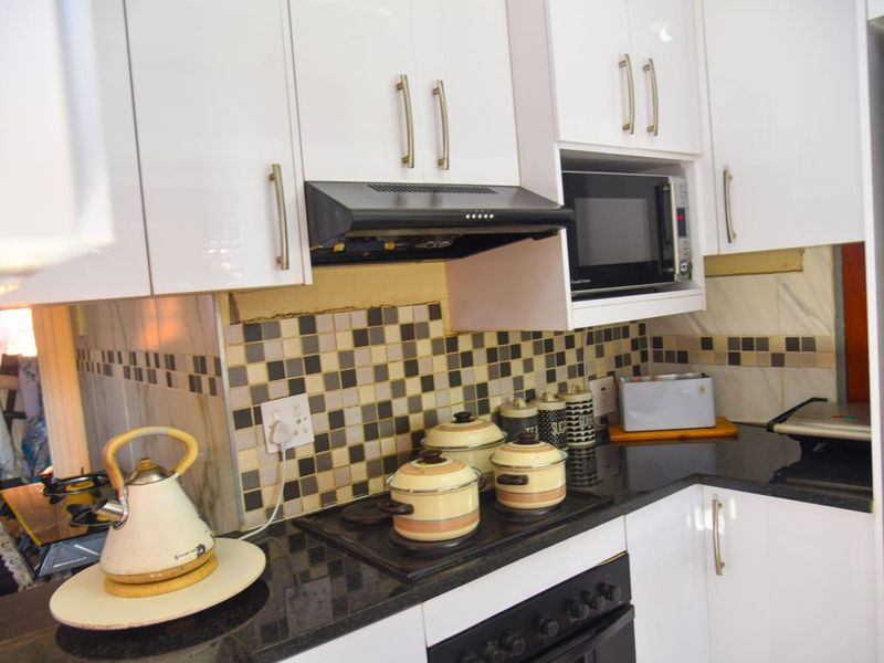 Clayville - R 960 000 Lovely Home ! - Photo 3