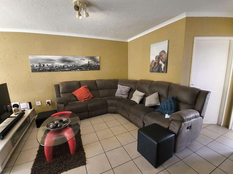 erene & Central: Peaceful 2-Bedroom Apartment in the Heart of Birchleigh - Photo 8