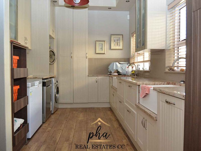 Stunning four bedroom house for sale in Waterfront - Photo 10