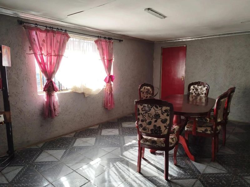 Spacious 5-Bedroom Family Home in a Secure Boomed-Off Area - Photo 4