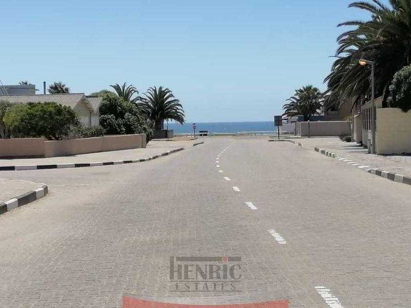 A Classic in Sought After Area - SOLE MANDATE - Photo 4