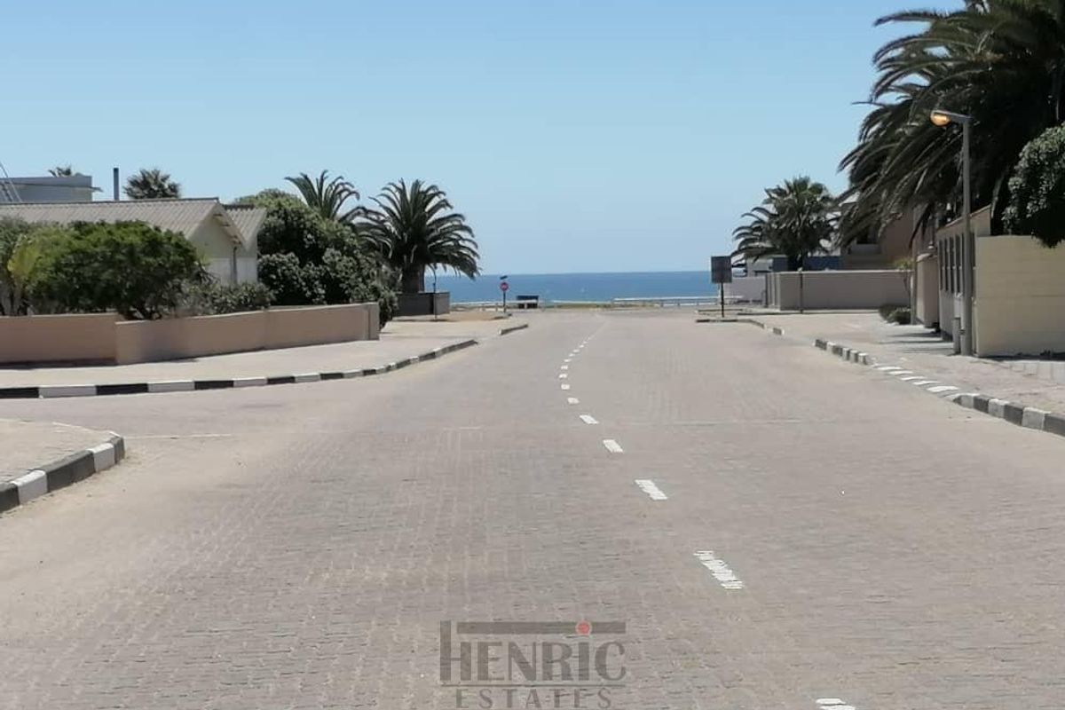 A Classic in Sought After Area - SOLE MANDATE - Photo 4