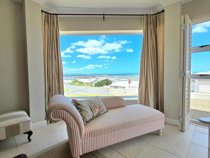 Stunning 6-Bedroom Home Including Flatlet and Spectacular Sea Views in Franskraal - Photo 4