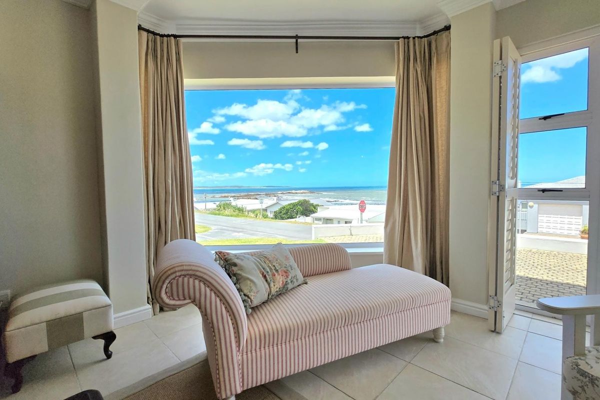 Stunning 6-Bedroom Home Including Flatlet and Spectacular Sea Views in Franskraal - Photo 4
