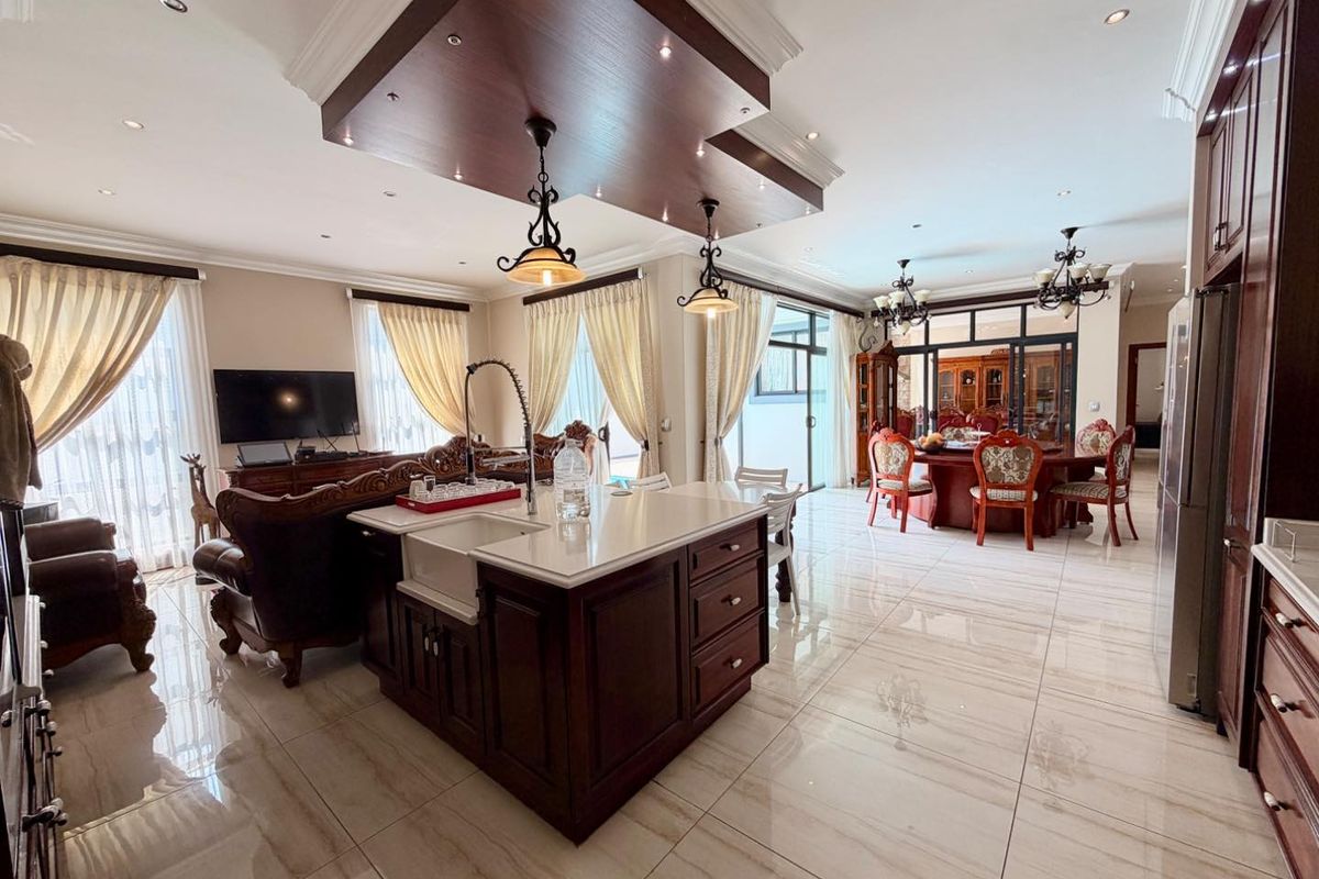 Fully Furnished Five Bedroom Home in Waterfall Country Village Estate - Photo 4