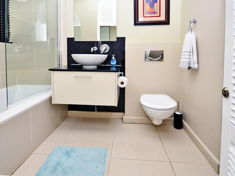 Stunning two bedroom apartment with large private deck - Photo 8