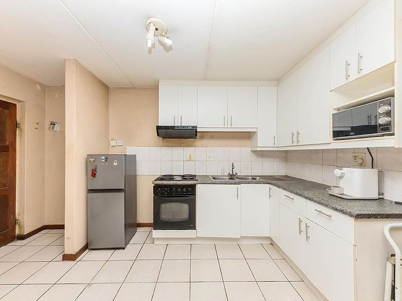 Secure Ground-Floor Apartment with Parking in Prime Location - Photo 10