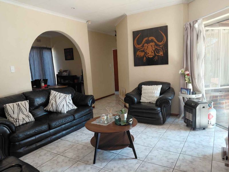 Your Dream Cluster Home: Pool, Study & Prime Location - Photo 5