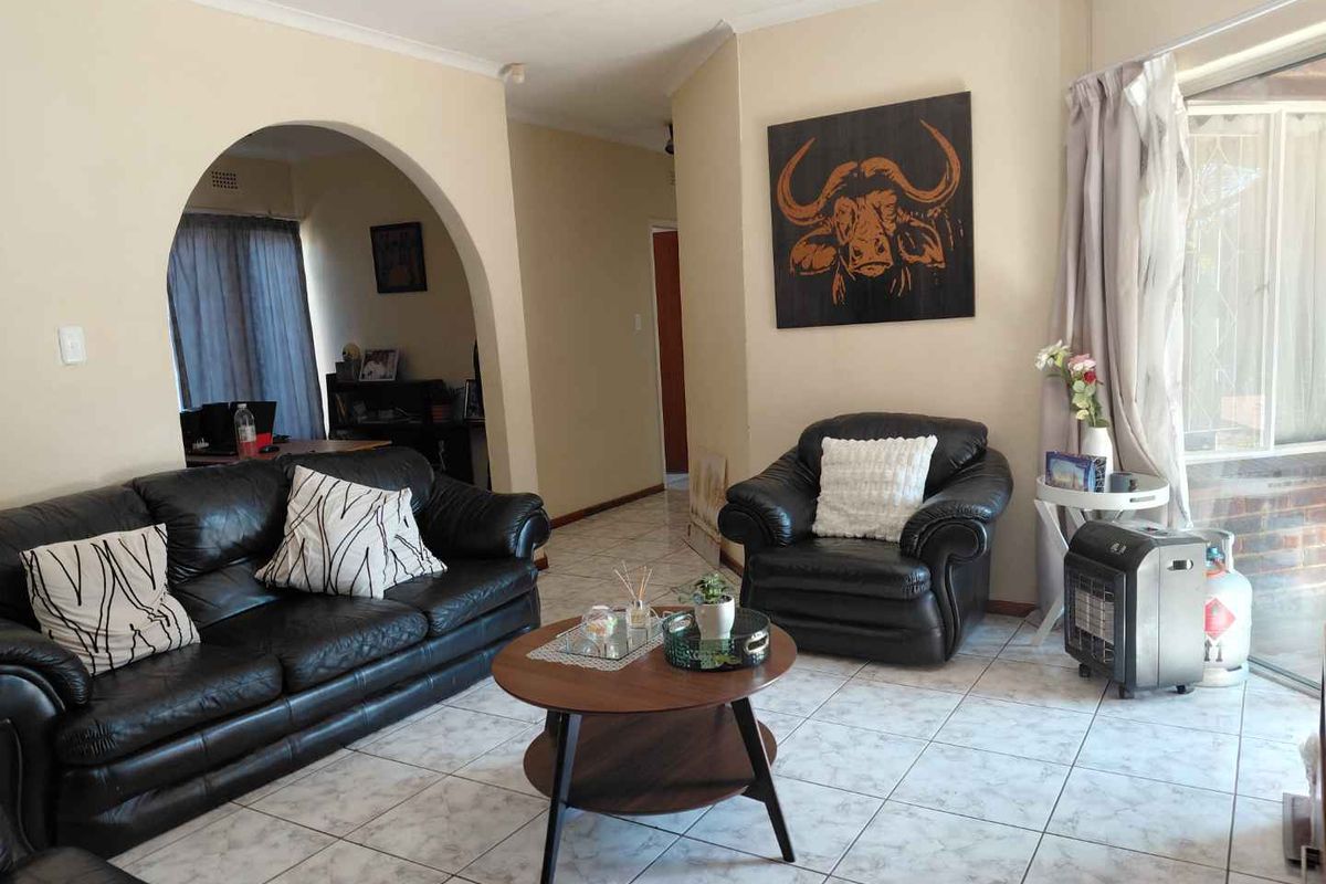 Your Dream Cluster Home: Pool, Study & Prime Location - Photo 5