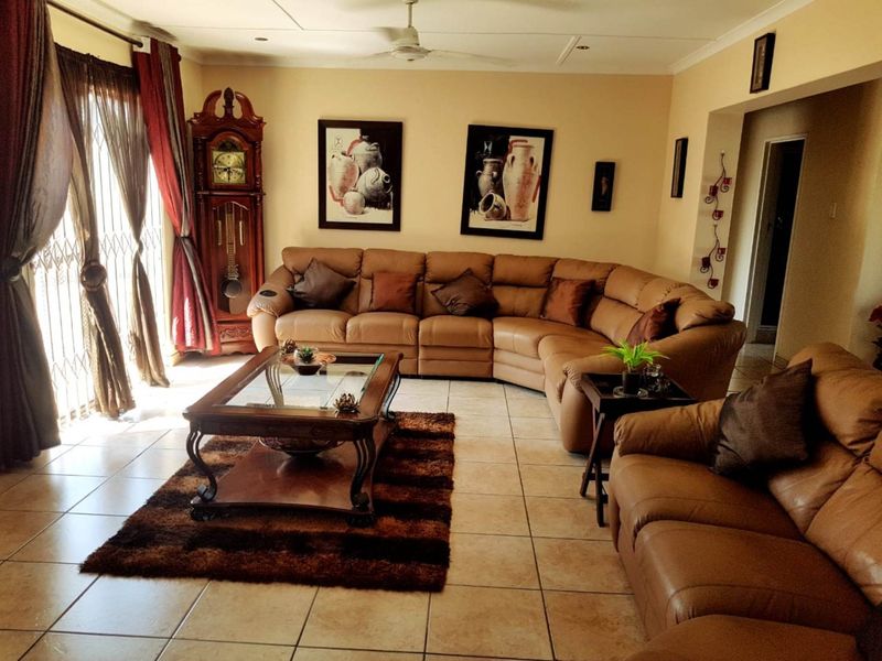 Spacious Six-Bedroom Family Home with Pool and Granny-Flat - Photo 10