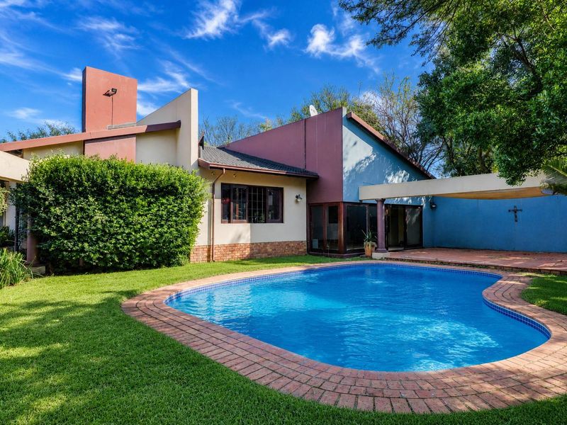 Spacious, Happy Family Home, set on a large stand. - Photo 1