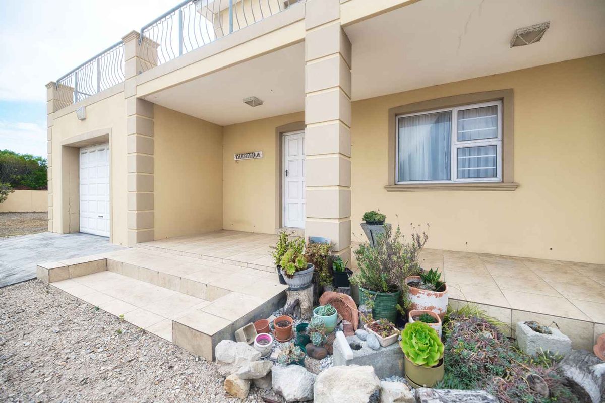 Spacious Double-Storey Home with Sea Views & Entertainer’s Appeal - Photo 4