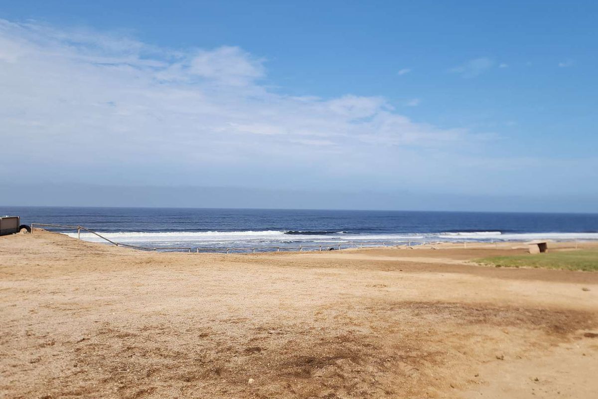 Exceptional beachfront house in Henties Bay, with unlimited and the most beautiful sunsets included in the price!!! - Photo 2