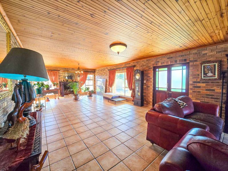 Spacious family home with breathtaking views. - Photo 10