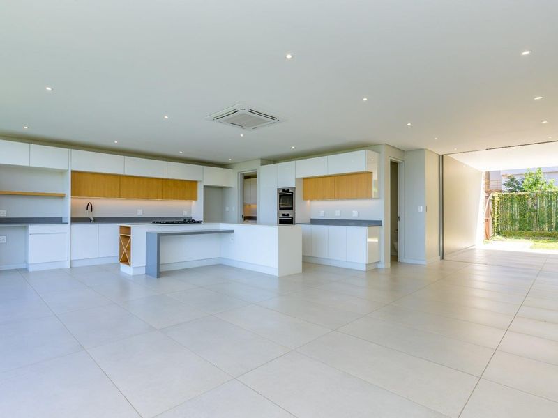 Exceptional Triplex in the Executive Estate - Photo 7